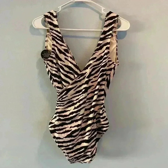 Carmen Marc Valvo Animal-Print Surplice One-Piece White Black Swimsuit Size 6 - Picture 6 of 9